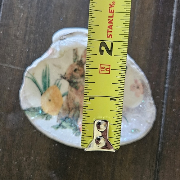 Handcrafted Rabbit Art on Shell - Multicolor - Picture 4 of 4